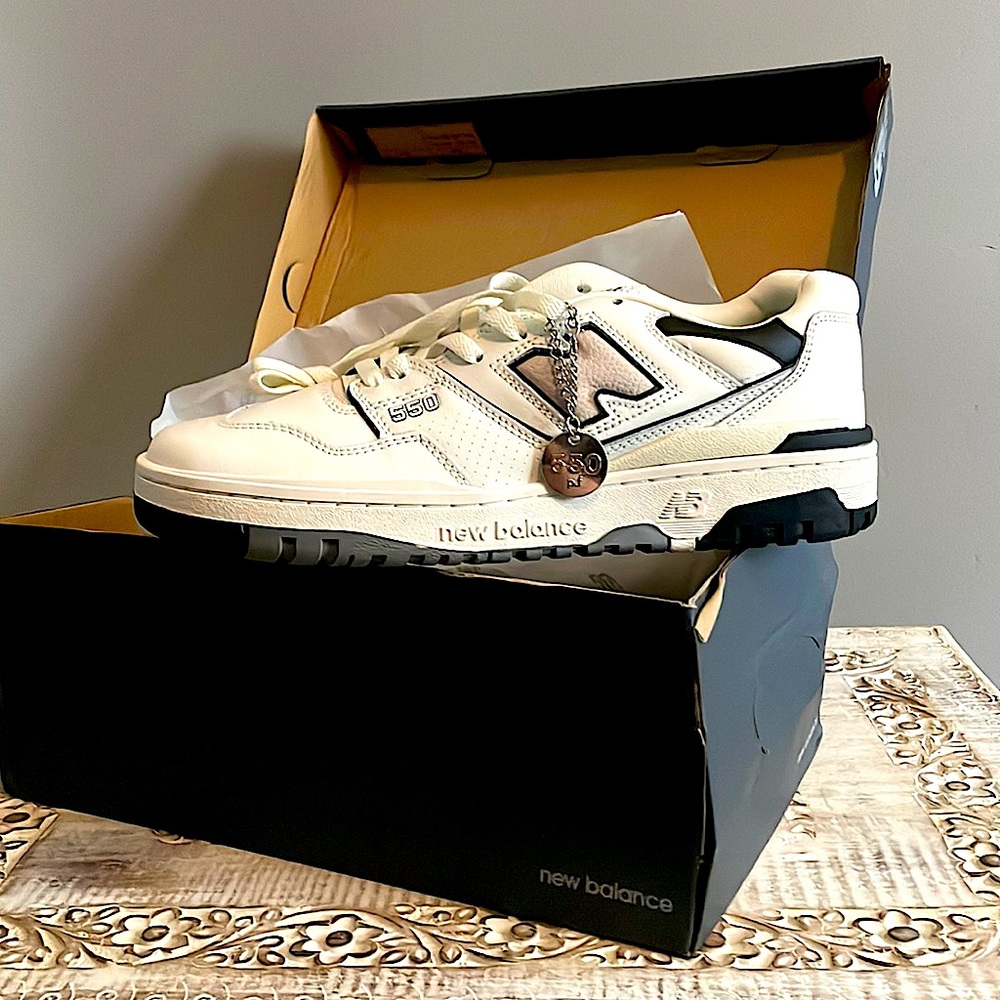 Brand new NB 550 Sea salt and Black 9 1/2 us